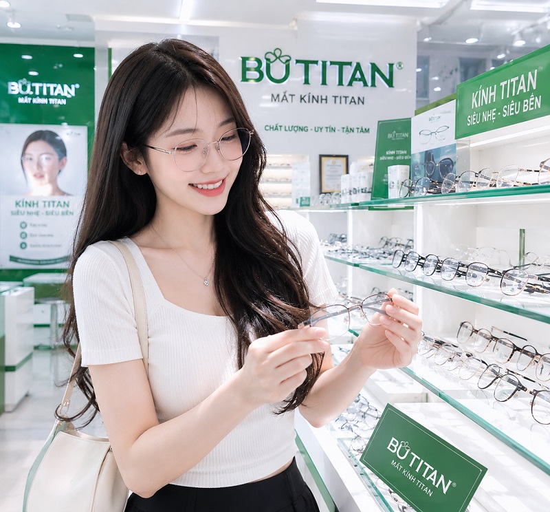 Đeo kính cận rẻ tiền có sao không