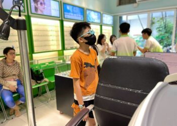 Em bé bị mổ mắt