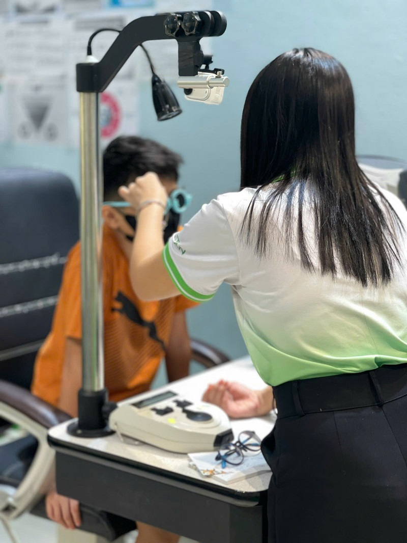 Em bé bị mổ mắt