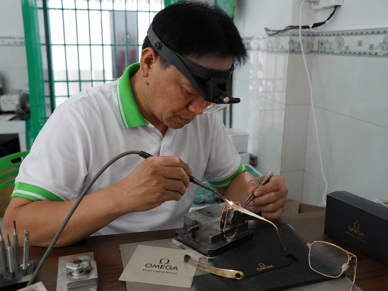 Gọng kính Omega bị gãy khớp nối
