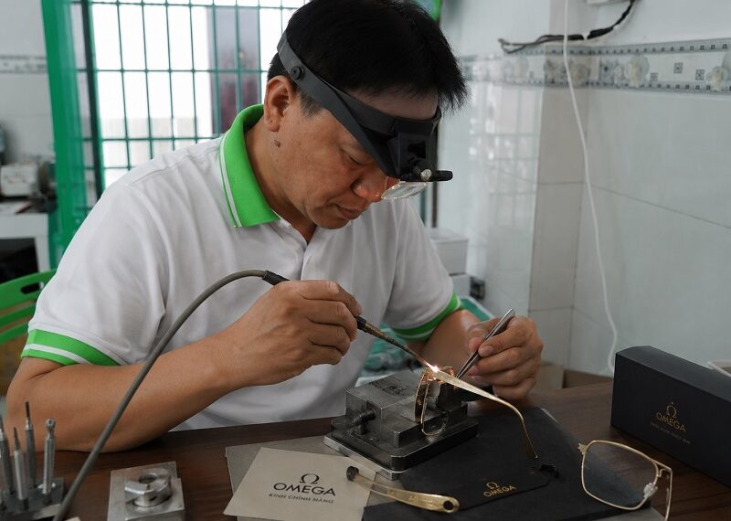 Gọng kính Omega bị gãy khớp nối hàn được không