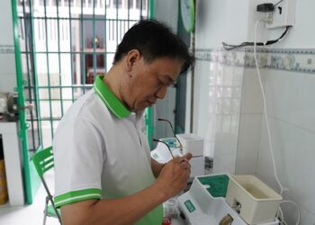 Gọng kính bị mất ốc