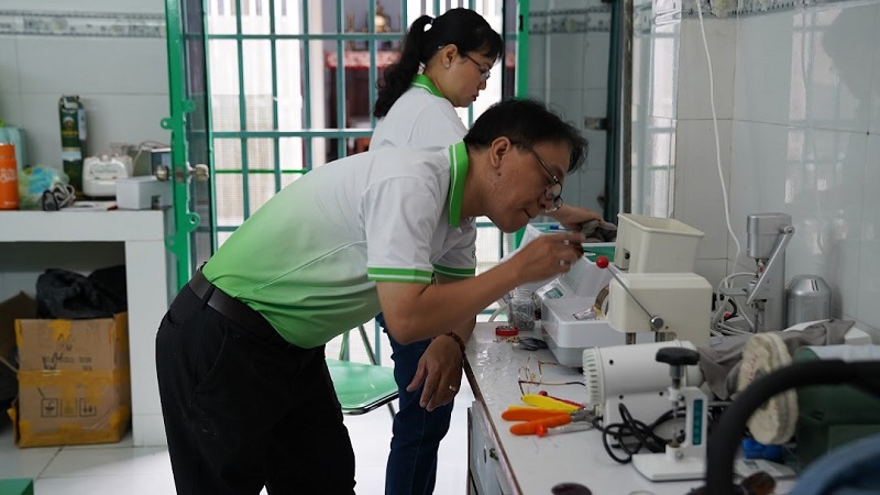 Gọng kính bị mất ốc