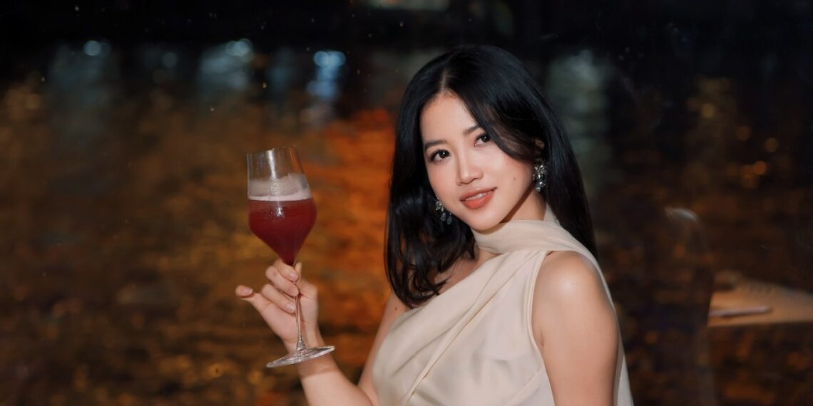 Không bị cận có nên đeo lens không
