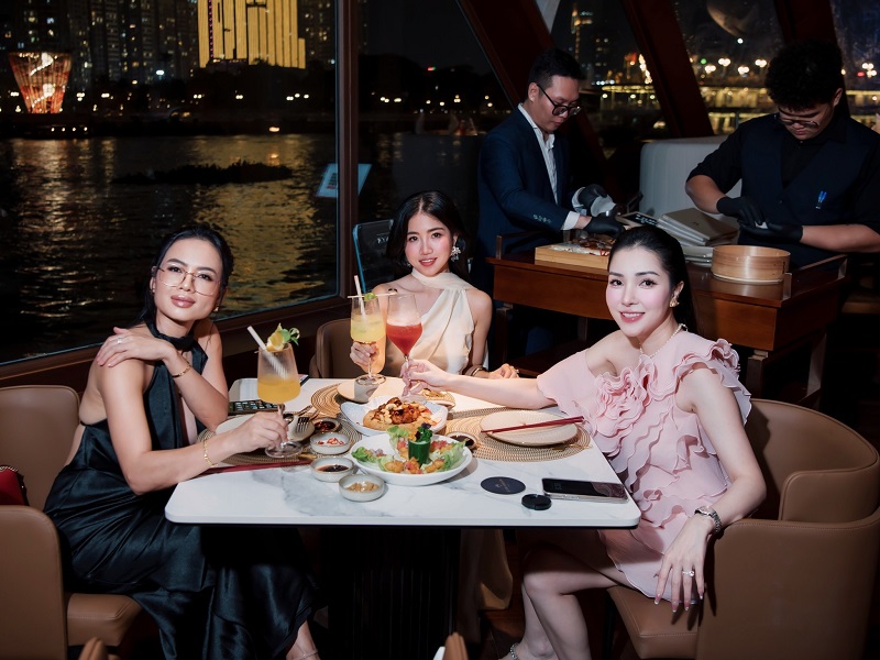 Không bị cận có nên đeo lens không