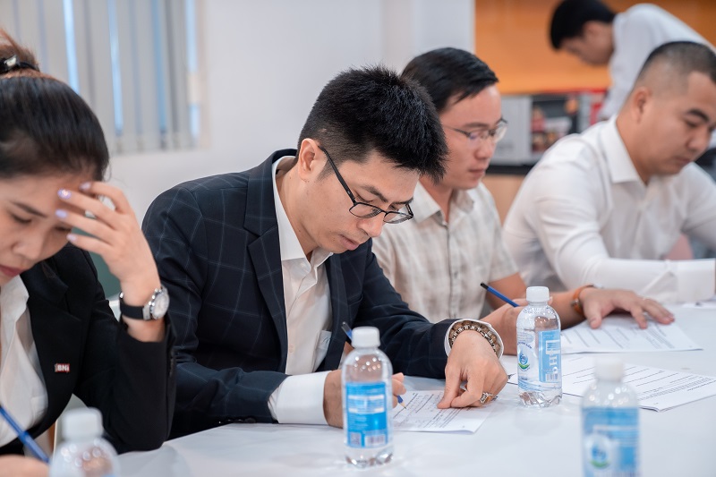 Mắt kính BUTITAN