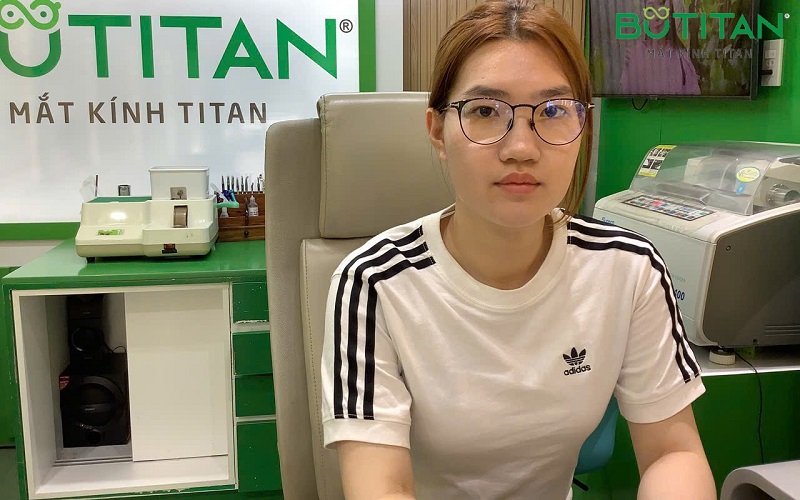 Mắt bị mờ một bên đột ngột