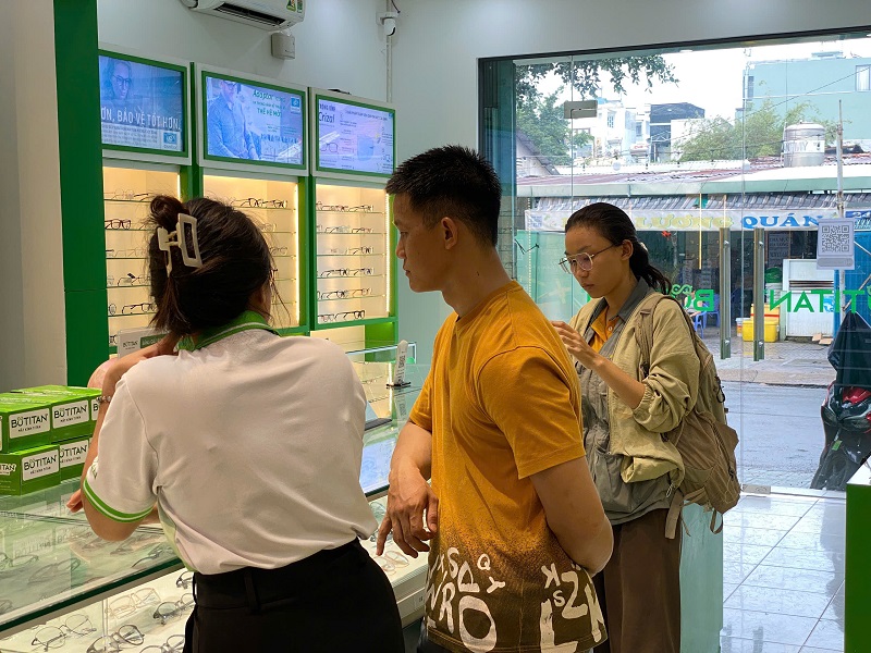 Mắt nhìn xa thì rõ nhìn gần thì mờ
