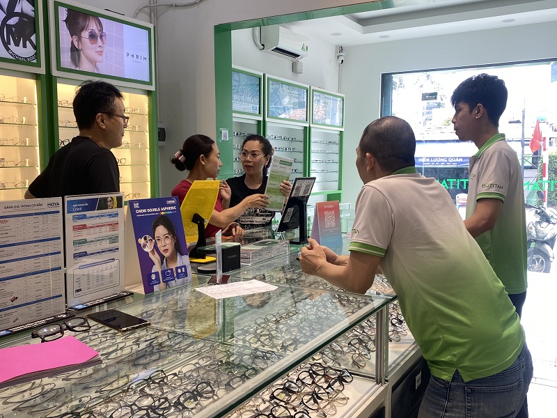 Mắt nhìn xa thì rõ nhìn gần thì mờ