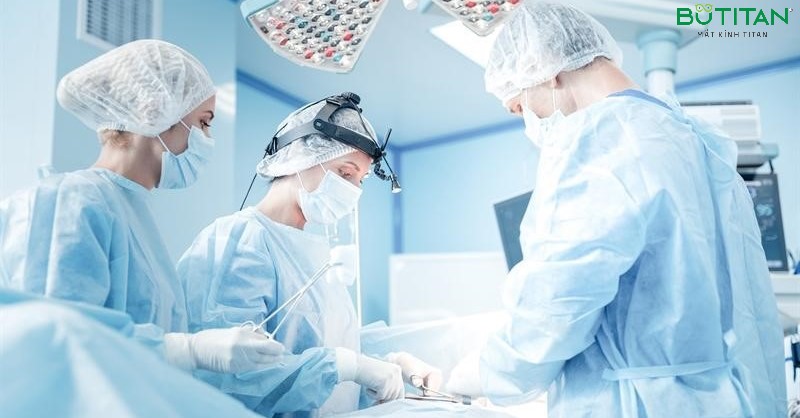 mổ mắt cận thị femto lasik
