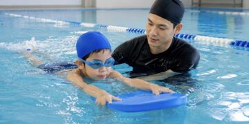 Dạy trẻ học bơi