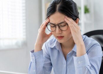Đeo kính bị đau đầu