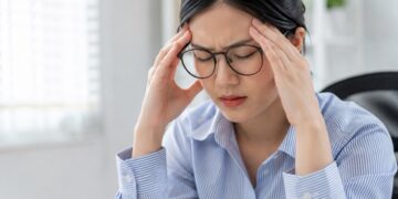 Đeo kính bị đau đầu