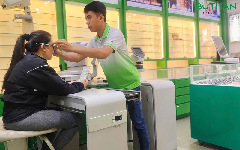 Đeo kính bị đau đầu