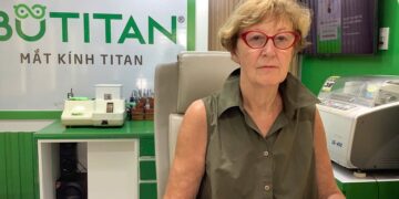 Đeo kính lão bị nhức mắt