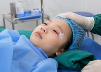 Mổ mắt lác bao lâu thì khỏi