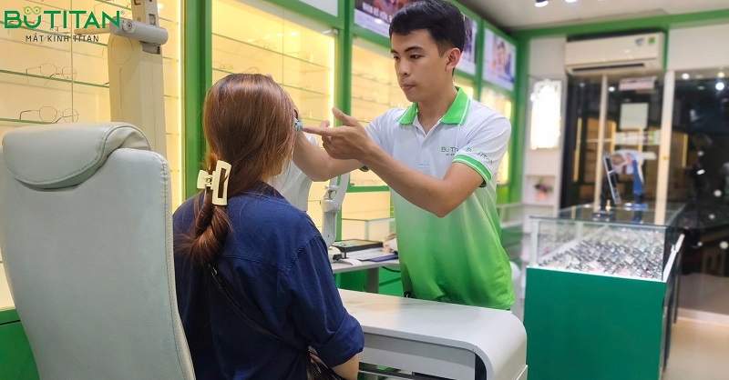 Nhìn gần bị nhòe