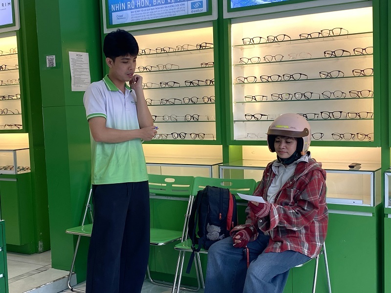 Nhìn gần không rõ nhìn xa rõ
