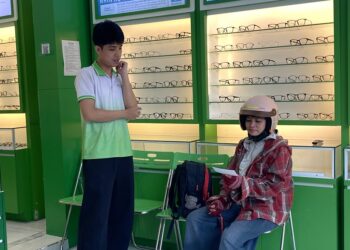 Nhìn gần không rõ là bị gì