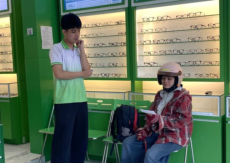 Nhìn gần không rõ là bị gì