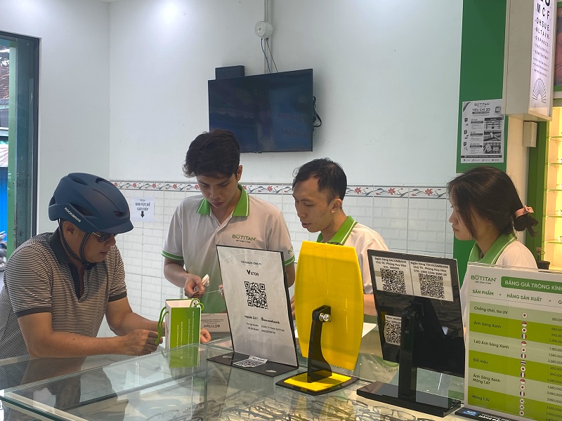 Nhìn xa mờ nhìn gần rõ