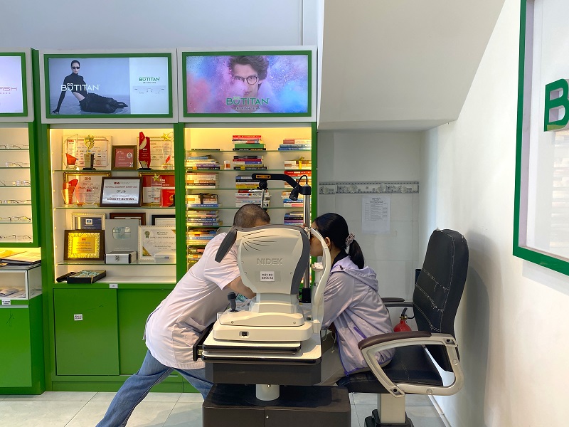 Nhìn gần rõ nhìn xa mờ là bị gì