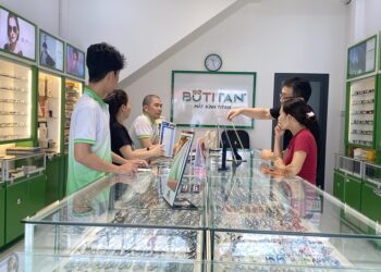 Nhìn xa rõ nhìn gần mờ là bị gì