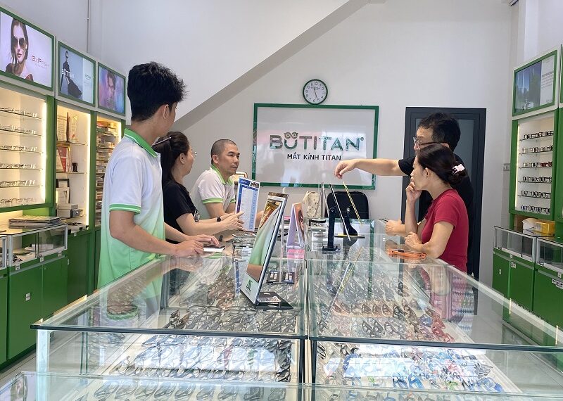 Nhìn xa rõ nhìn gần mờ là bị gì