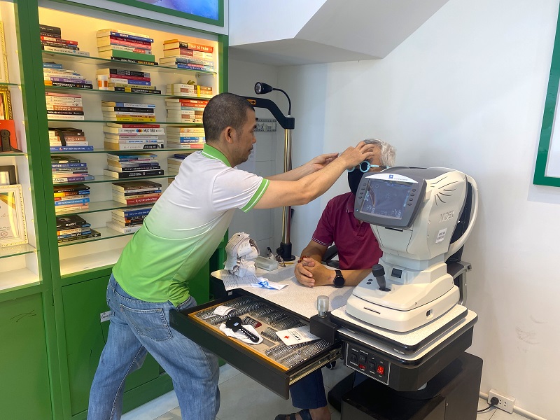 Nhìn xa rõ nhìn gần mờ là bị gì