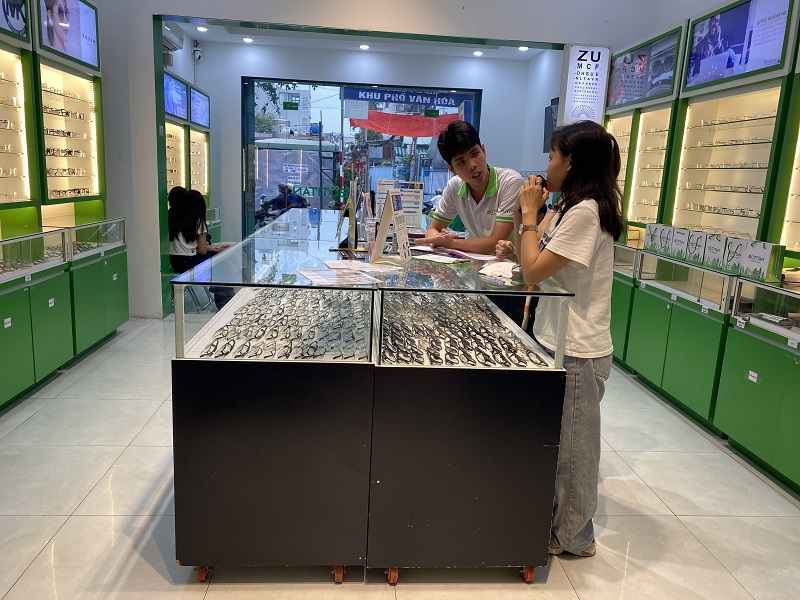Đeo kính cận bị mỏi mắt