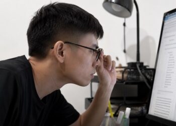 Tật khúc xạ 2 mắt là gì