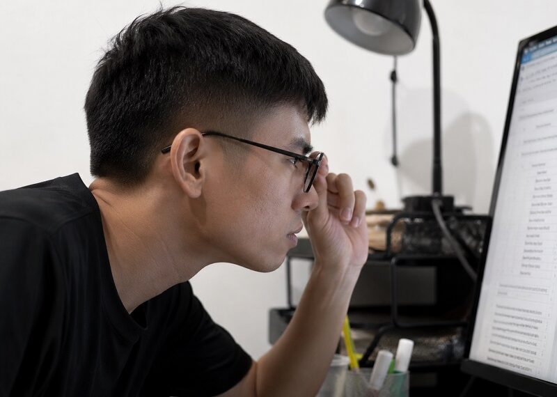 Tật khúc xạ 2 mắt là gì