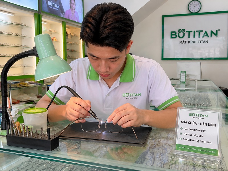 Mắt kính BUTITAN
