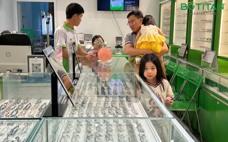 Kính chống tia UV có tác dụng gì