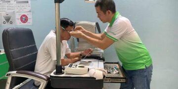 Lão thị có cần đeo kính không