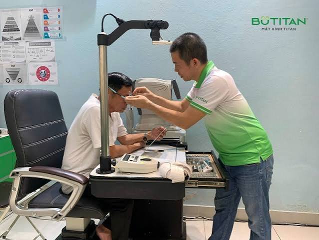 Lão thị có cần đeo kính không