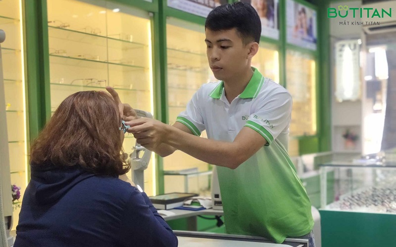 Lão thị có cần đeo kính không