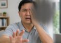 Mắt bị mờ một bên đột ngột