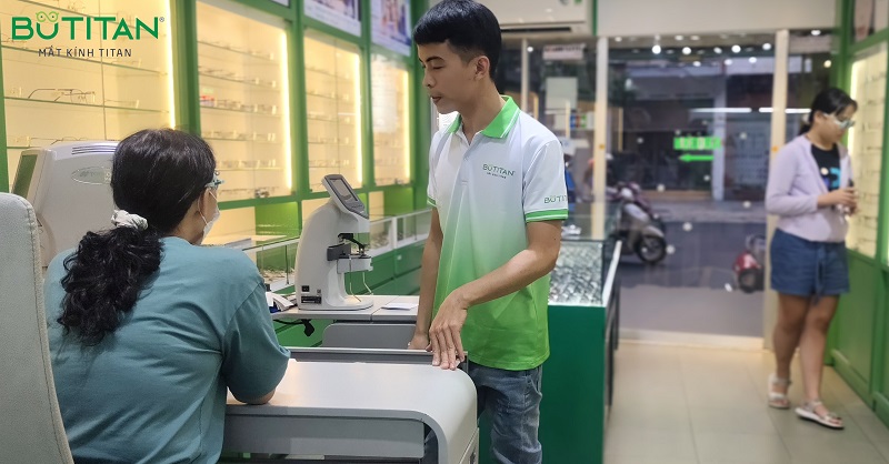 Máy đo khúc xạ